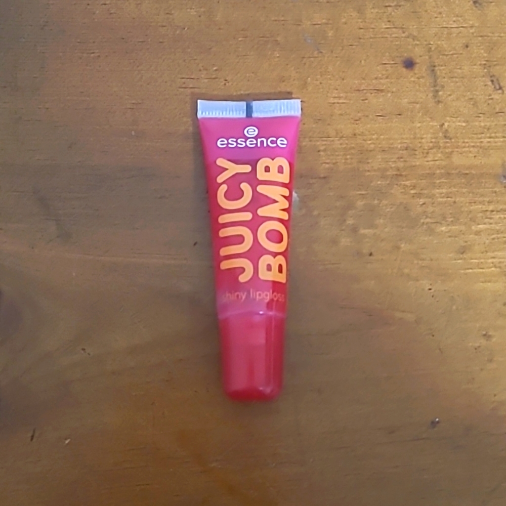 Nwt essence  Juicy Bomb lip gloss